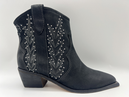 Giày nữ da bò mềm đến mắt cá chân Boots với thiết kế đinh tán ， gót thấp mũi nhọn với dây kéo nylon YKK