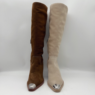 Chất liệu da lộn bò mềm màu trắng có đường khâu thêu Boots của phụ nữ ， Thiết kế mũi giày kim loại thời trang